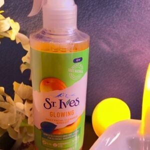 ✨Buy one get one free✨St.Ives Glowing Daily Cleanser